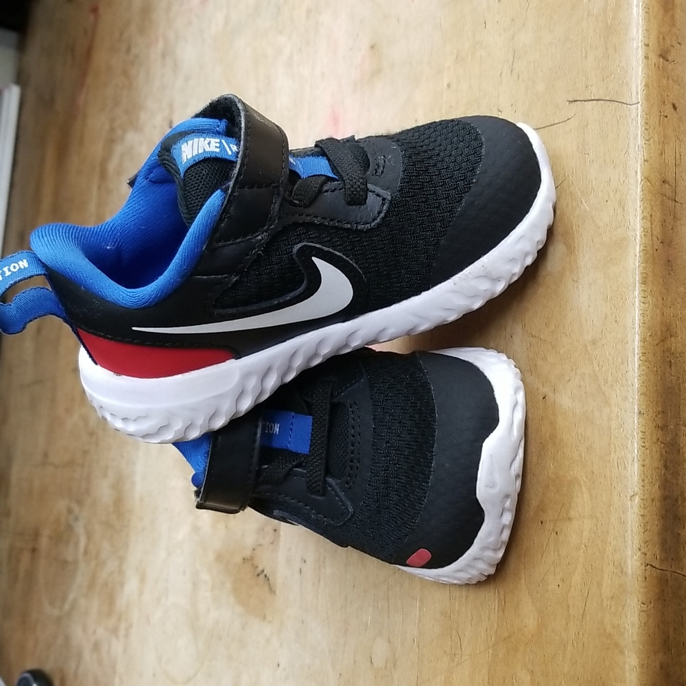 Toddler Black Nike tennis shoes